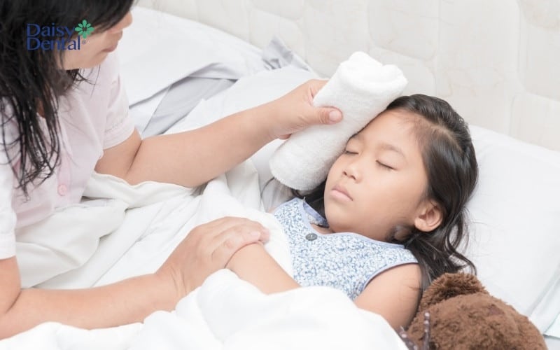 Chườm khăn giúp cơn sốt ở trẻ thuyên giảm nhanh chóng
