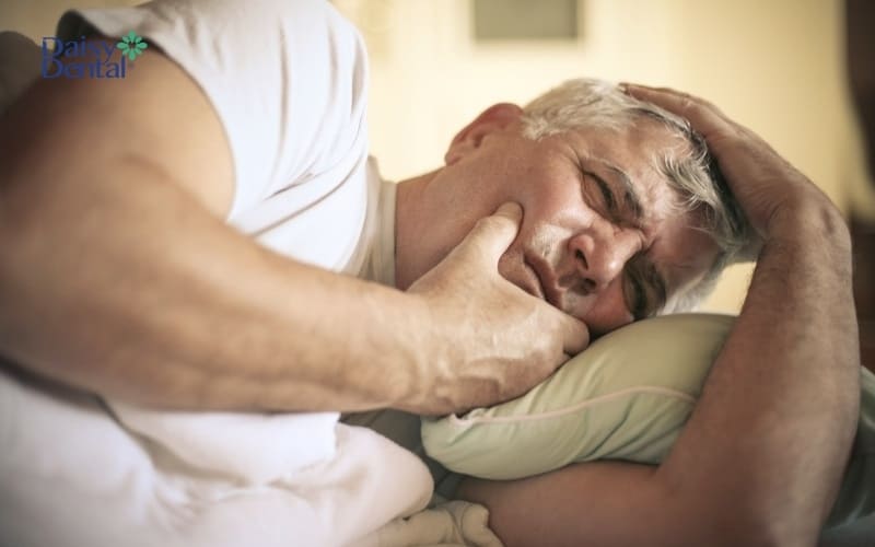 Khớp cắn không đều khiến hàm bị đau nhức, ảnh hưởng đến giấc ngủ