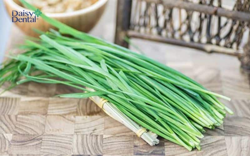 Lá hẹ có công dụng kháng viêm, diệt khuẩn hiệu quả