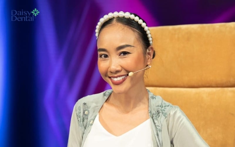 Nữ ca sĩ Đoan Trang nổi bật với chiếc răng khểnh đẹp cùng làn da “bánh mật” cuốn hút