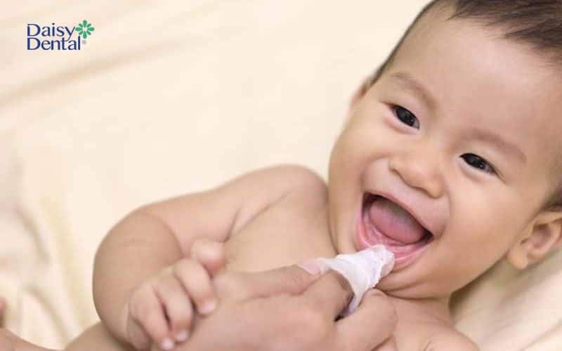 Rơ lưỡi cho trẻ sơ sinh có công dụng làm sạch răng miệng hiệu quả