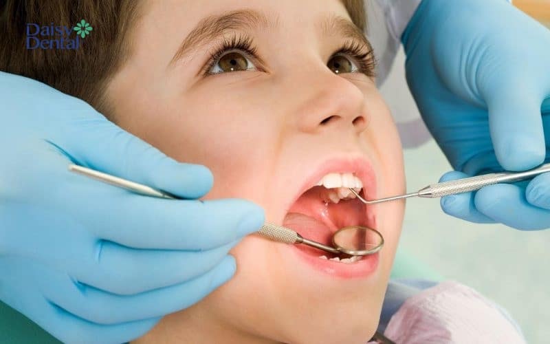 Thăm khám răng định kỳ cho trẻ để đảm bảo răng mọc thẳng hàng