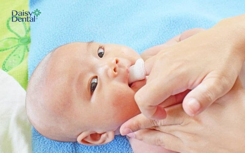 Thực hiện rơ lưỡi 2 - 3 lần/tuần cho trẻ bú mẹ hoàn toàn