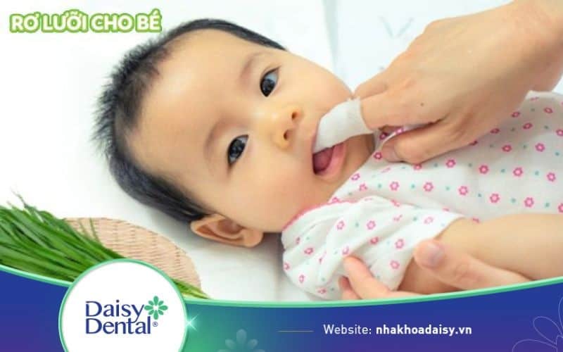 cách rơ lưỡi cho trẻ sơ sinh bằng lá hẹ