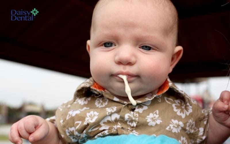 Cặn sữa trong miệng trẻ sơ sinh không tốt cho trẻ