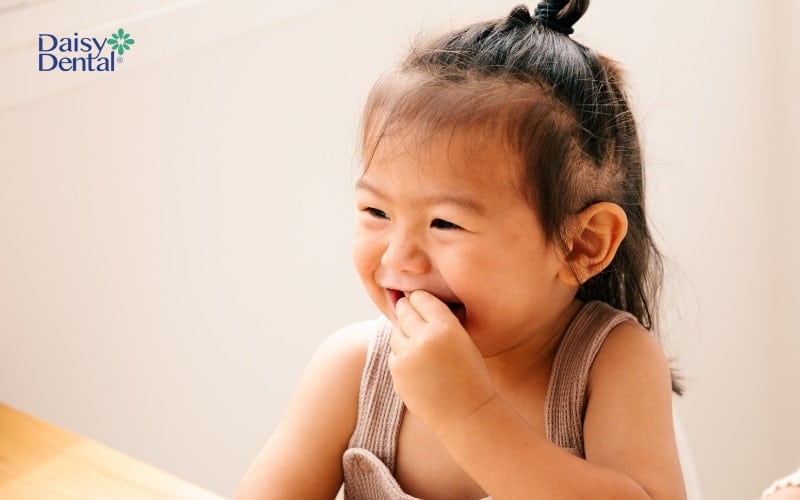 Cho con gặm chân gà luộc 15 phút/ngày để giảm cảm giác ngứa lợi khi mọc răng ở trẻ