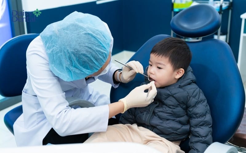 Đưa trẻ đến nha khoa để được thăm khám nếu nhận thấy biểu hiện bất thường trong thời gian con mọc răng