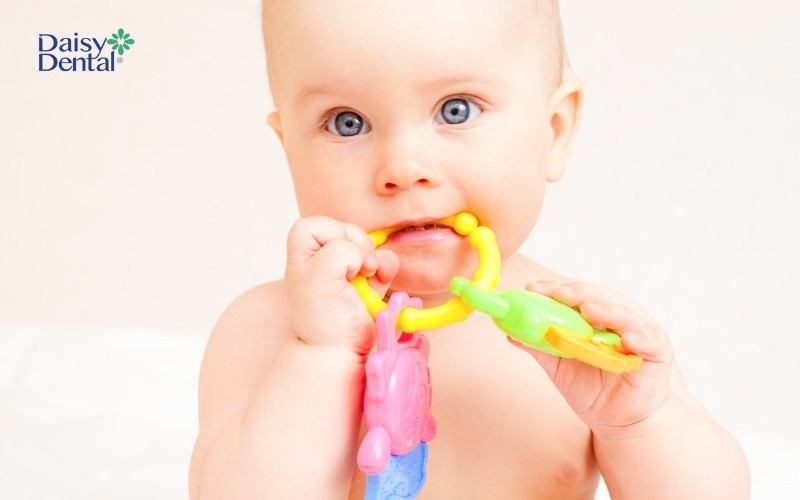 Trẻ thường cắn, ngậm đồ vật khiến răng mọc không đúng thứ tự thông thường