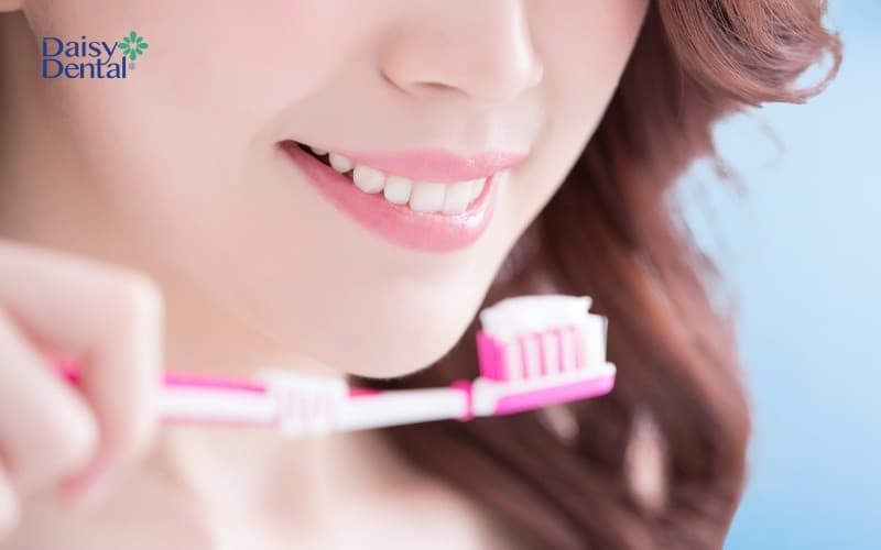 Đánh răng đúng cách là kinh nghiệm sau khi dán sứ Veneer bạn cần biết