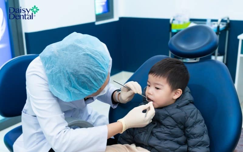 Đưa trẻ đến nha sĩ để thăm khám sức khỏe răng miệng, phòng tránh mọc nanh sữa