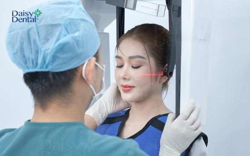 Nha sĩ tiến hành thăm khám, xác định tình trạng răng miệng của người bệnh trước khi dán sứ