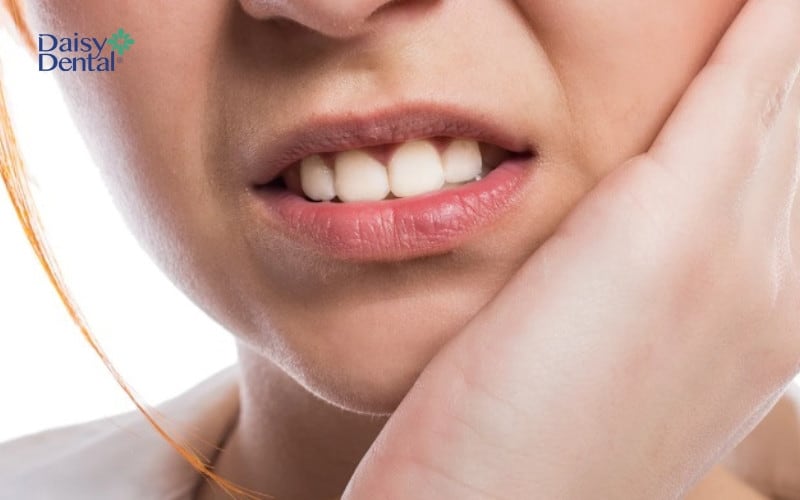 Đau nhức, sưng vùng răng vừa nhổ thường sẽ thuyên giảm sau vài ngày