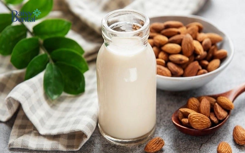 Sau khi nhổ răng người bệnh nên uống các loại sữa hạt như sữa hạnh nhân