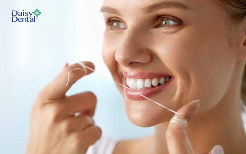 Vệ sinh răng miệng đúng cách giúp kéo dài thời gian sử dụng mặt dán sứ Veneer
