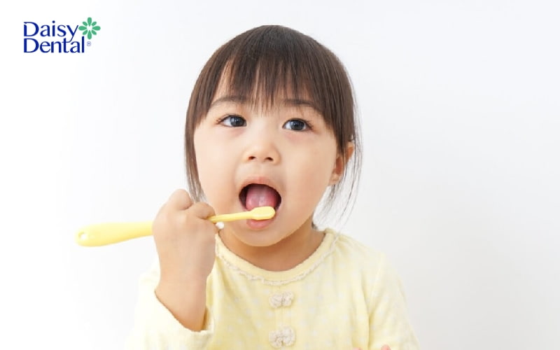 Bố mẹ nên tập cho trẻ thói quen vệ sinh răng miệng hằng ngày