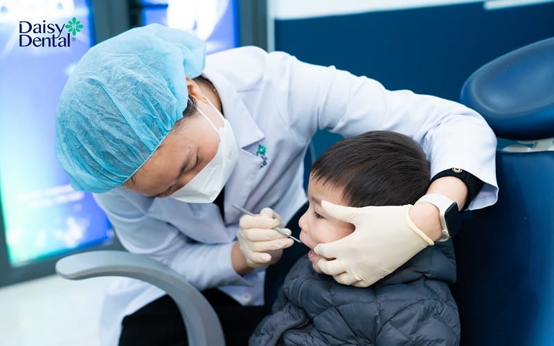 Đưa trẻ đến nha khoa để thăm khám răng miệng định kỳ để đảm bảo răng mọc đẹp