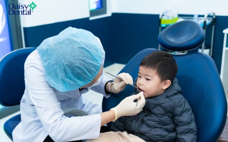 Khám răng định kỳ cho trẻ tại Nha khoa Quốc tế DAISY