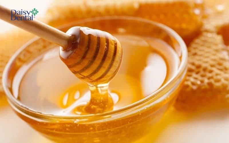 Mật ong có chứa nhiều hoạt chất kháng khuẩn nên tốt cho răng, nướu