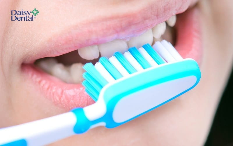Tránh dùng lực đánh răng quá mạnh để răng không bị yếu đi