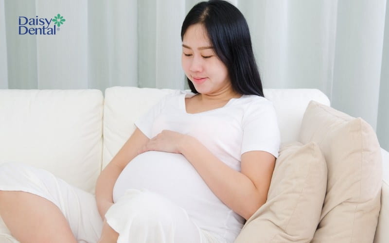 Trong quá trình mang thai, hormone trong cơ thể mẹ bầu sẽ có sự thay đổi dẫn đến răng bị yếu đi