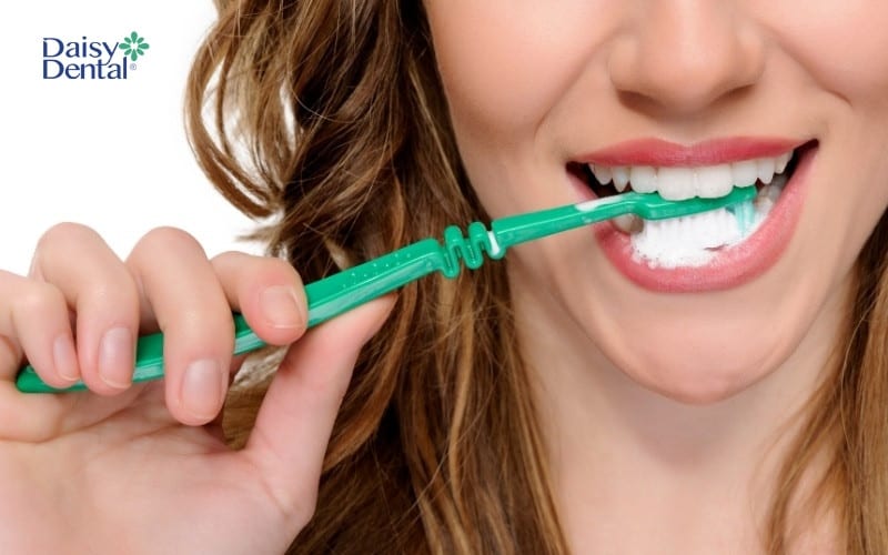Vệ sinh răng miệng đều đặn để tránh tình trạng kẽ răng có mùi