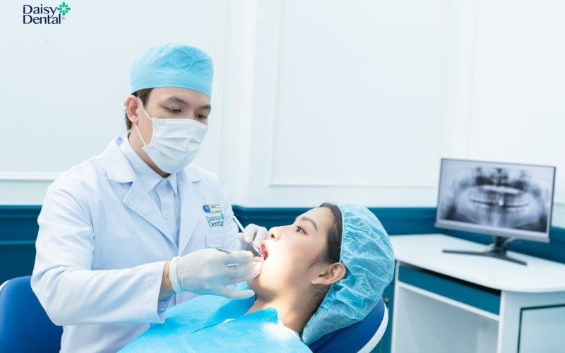 Bác sĩ sẽ thăm khám tình trạng răng hiện tại của bạn rồi mới chỉ định phương pháp phù hợp