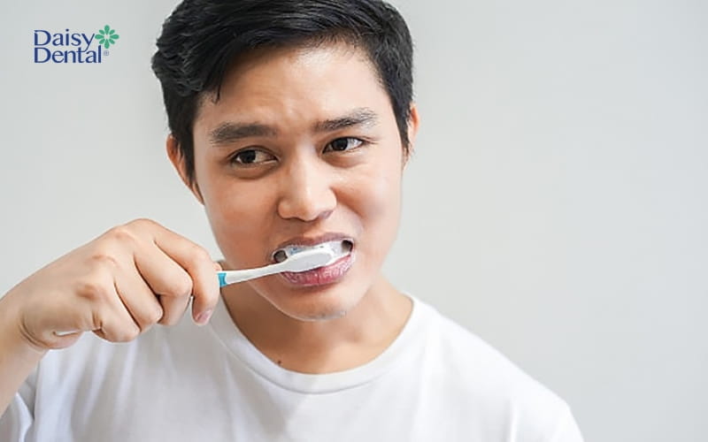 Bạn cần đánh răng ít nhất 2 lần mỗi ngày để đảm bảo răng miệng luôn sạch sẽ