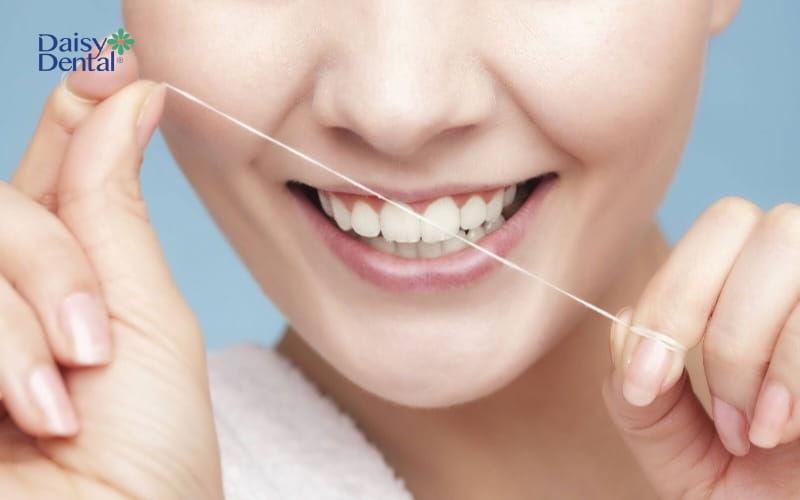 Chỉ nha khoa làm sạch tốt và bảo vệ nướu răng tốt hơn tăm tre