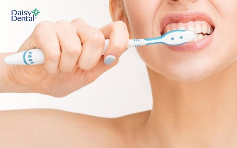 Đánh răng nhẹ nhàng sẽ giúp hạn chế chảy máu nướu