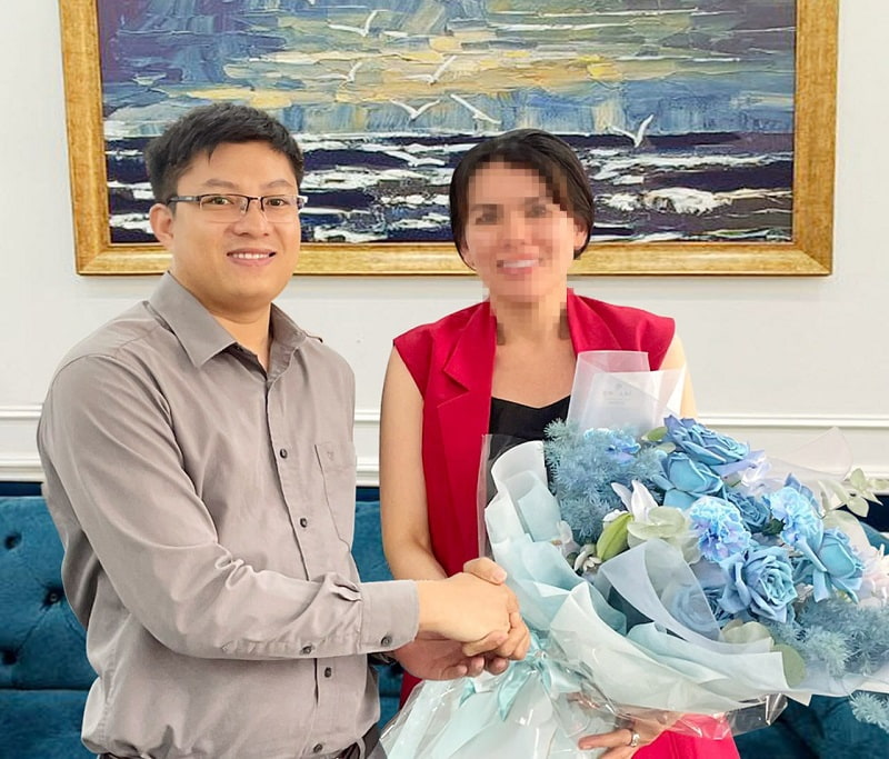 Khách hàng V.T.H.A vui vẻ đồng ý với hướng giải quyết từ đại diện DAISY DENTAL.