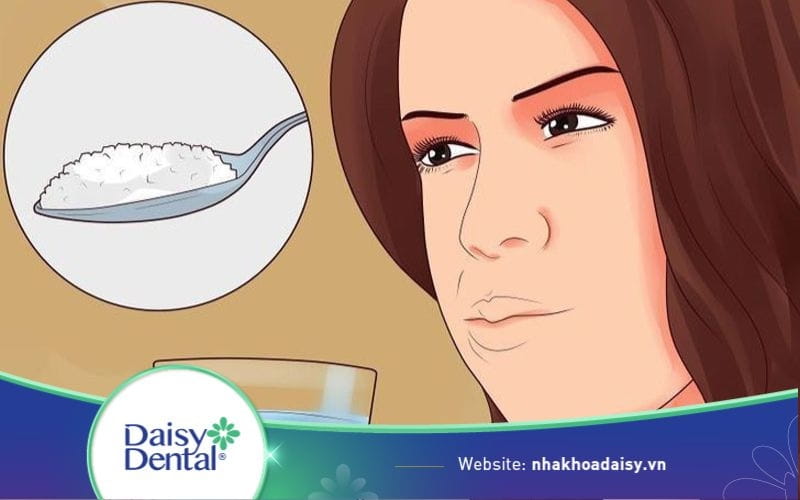 Súc miệng nước muối trước hay sau khi đánh răng tốt hơn?