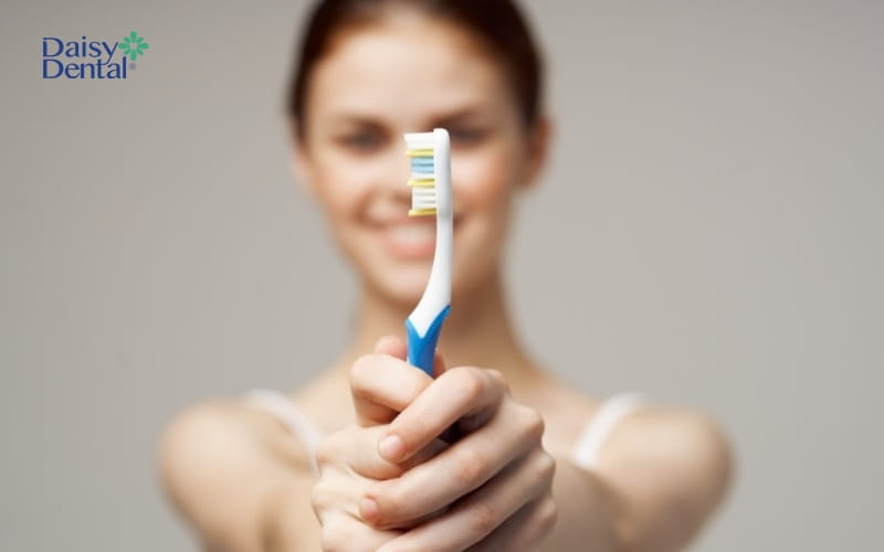 Vệ sinh răng miệng đúng cách để ngăn chặn tình trạng lưỡi bị đóng bợn trắng