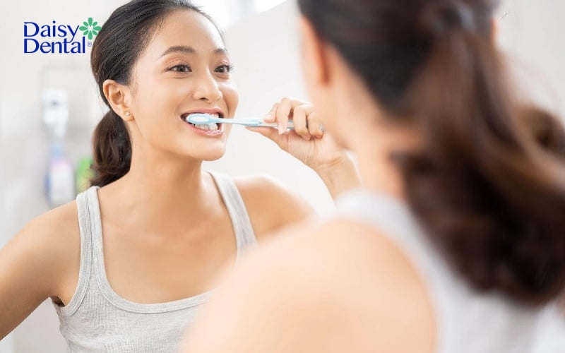 Bạn nên đánh răng trước khi súc miệng