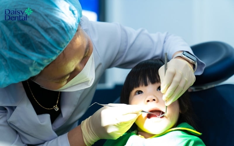 Đưa bé đi khám định kỳ là cách ngăn ngừa tình trạng trẻ thay răng sớm hiệu quả nhất