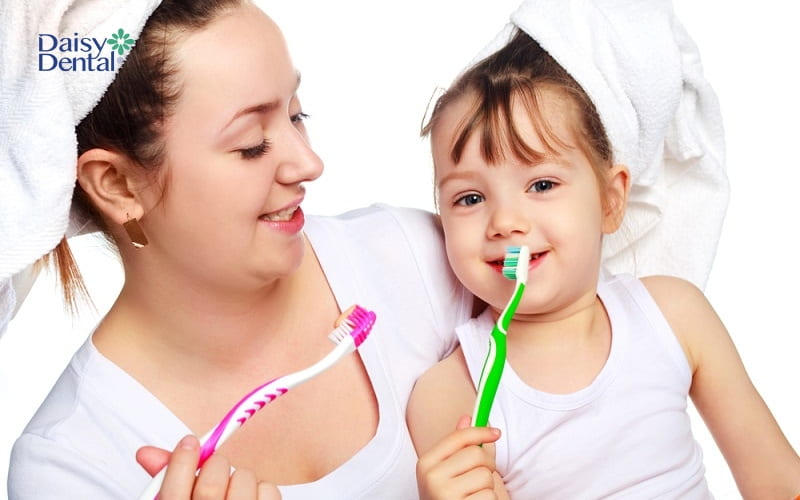 Giúp con hình thành thói quen vệ sinh răng miệng đúng cách để ngăn ngừa sún răng