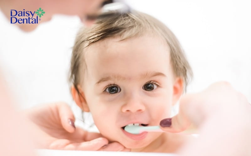 Giúp con vệ sinh răng miệng đúng cách để ngăn ngừa tình trạng sâu răng