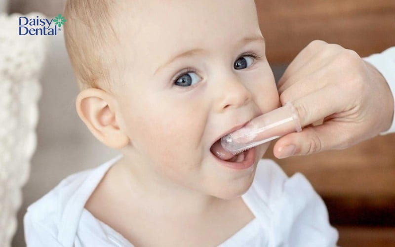 Rơ lưỡi cho trẻ 1 đến 2 lần mỗi ngày để tình trạng nấm miệng được sớm cải thiện