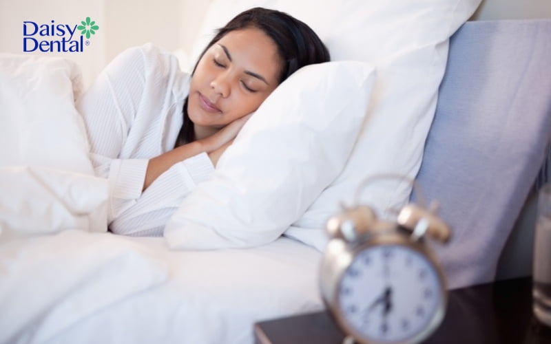 Bạn có thể thử nằm nghiêng khi ngủ để tránh tình trạng hít thở bằng miệng
