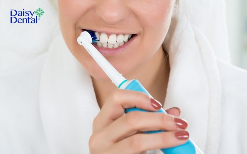 Bạn nên chải răng nhẹ nhàng để tránh ảnh hưởng đến răng đang điều trị