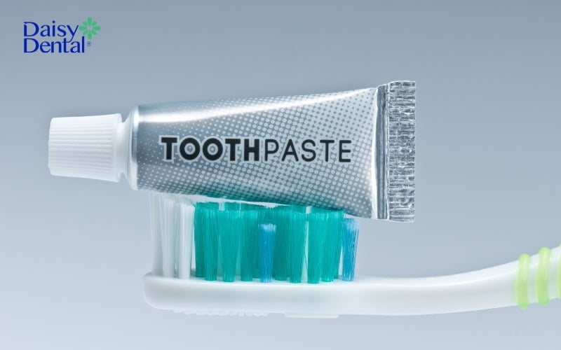 Chọn kem đánh răng dành riêng cho răng nhạy cảm để tránh tình trạng răng bị ê buốt, đau nhức