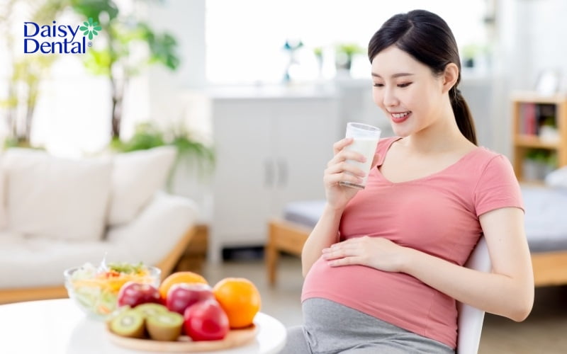 Mẹ bầu cần có chế độ ăn uống, sinh hoạt hợp lý để răng của con được hình thành và phát triển tốt