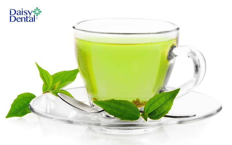 Ngậm nước lá trà xanh là một cách dân gian giúp làm tan cục máu đen trong miệng