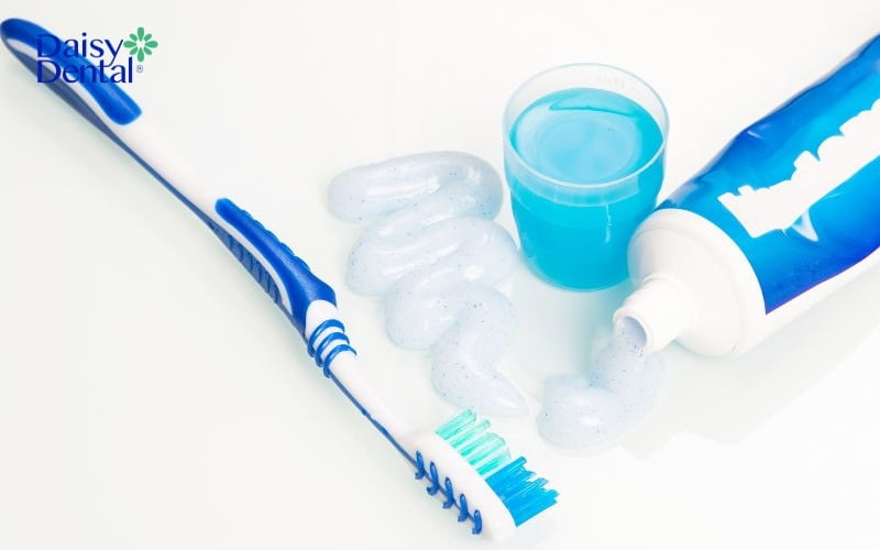 Bạn nên đánh răng và sử dụng nước súc miệng để loại bỏ vi khuẩn tốt hơn