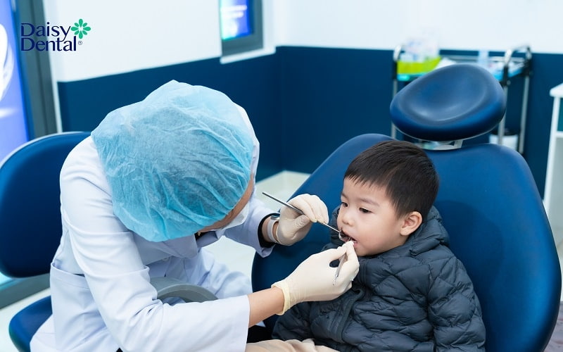 Bố mẹ nên đưa trẻ đến nha khoa nếu phát hiện trẻ bị sún răng cửa