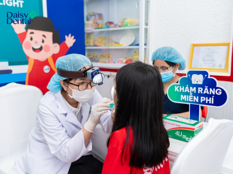 Nha khoa Quốc tế DAISY đã tiến hành thăm khám răng miễn phí và tặng quà cho các em học sinh tại Trung tâm Anh ngữ Starlight 