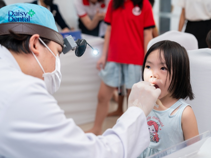 Nha khoa Quốc tế DAISY đã tiến hành thăm khám răng miễn phí và tặng quà cho các em học sinh tại Trung tâm Anh ngữ Starlight 