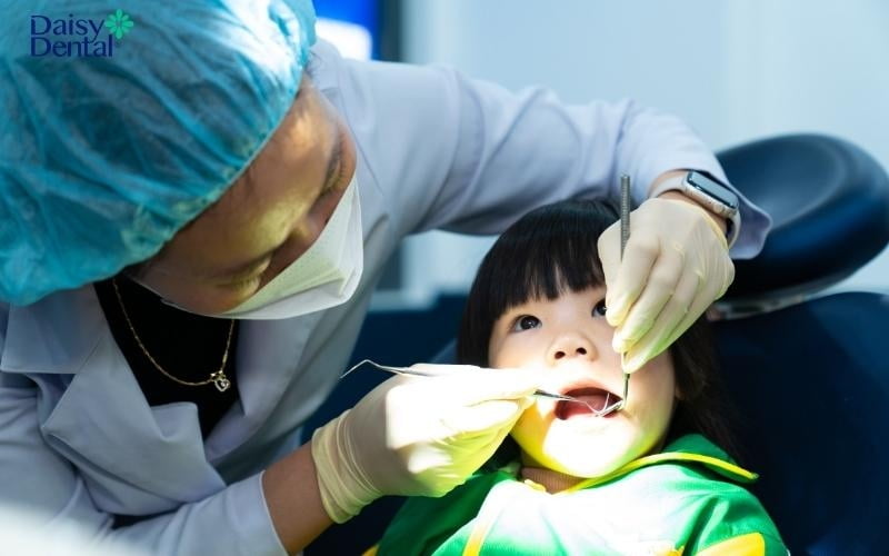 Đưa con đến gặp nha sĩ định kỳ để duy trì sức khỏe răng miệng của trẻ