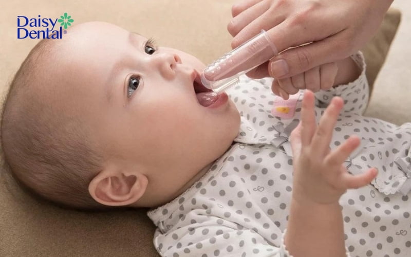 Mát xa nướu sẽ giúp trẻ đang mọc răng biếng ăn, khó chịu cảm thấy thoải mái hơn