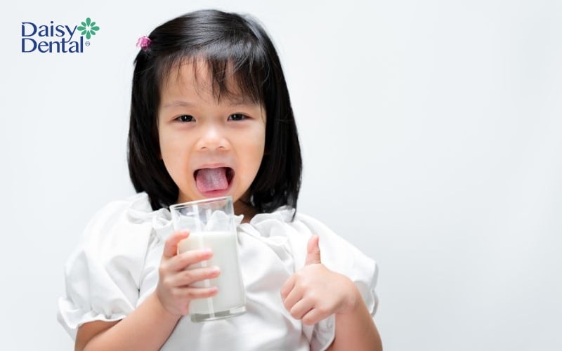 Sau khi uống sữa vào buổi tối, phụ huynh nên nhắc trẻ đánh răng