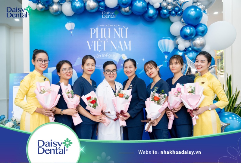 Nha khoa Quốc tế DAISY tặng khách hàng nữ những đóa hoa tươi thắm